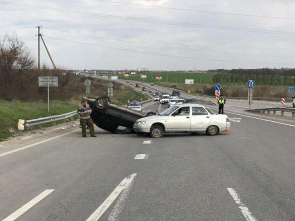 Lada Granta перевернулась под Ростовом, пострадал водитель